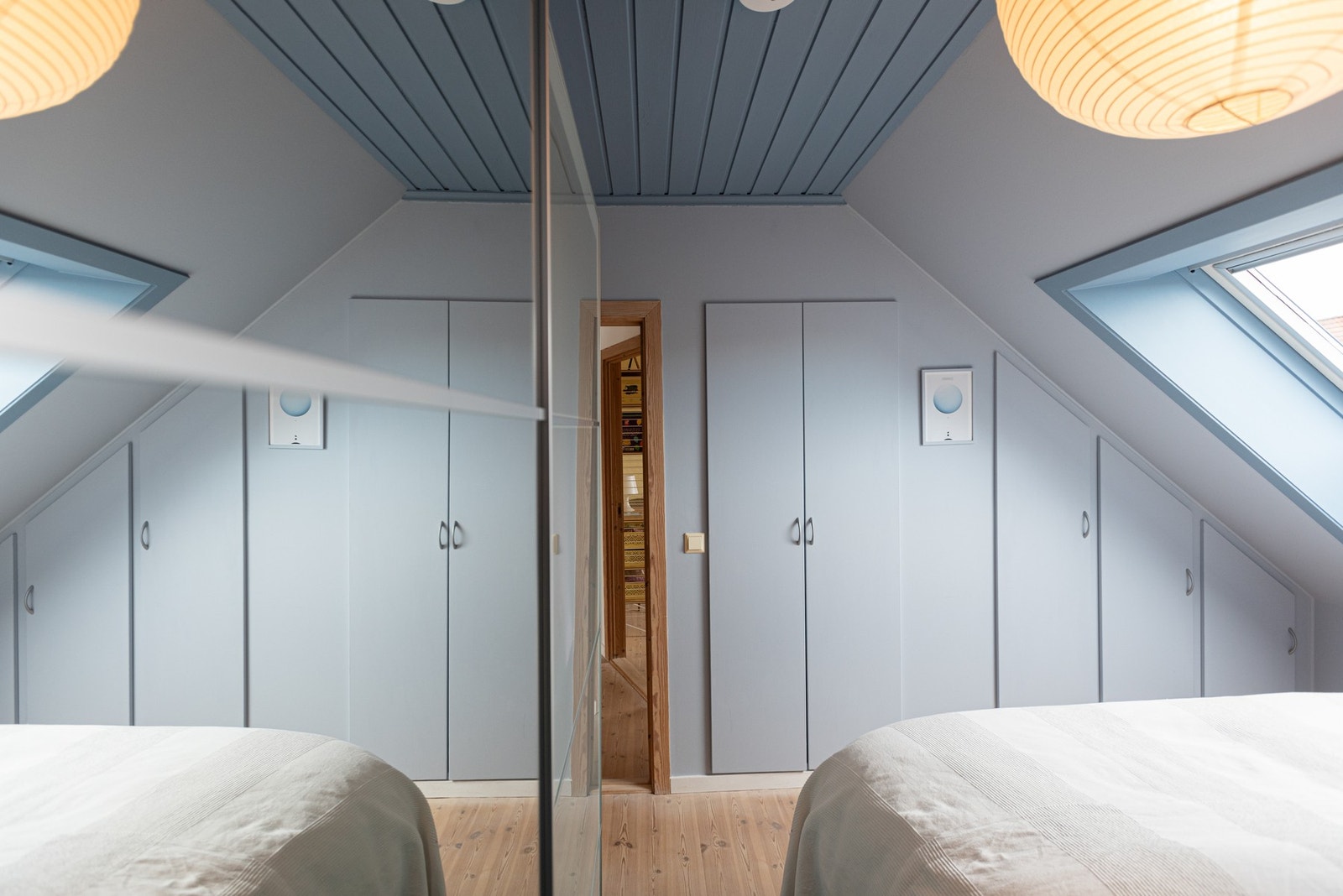 Hovedsoverommet byr på godt med lagringsplass i stort garderobeskap og innebygde skap. Galleribilde