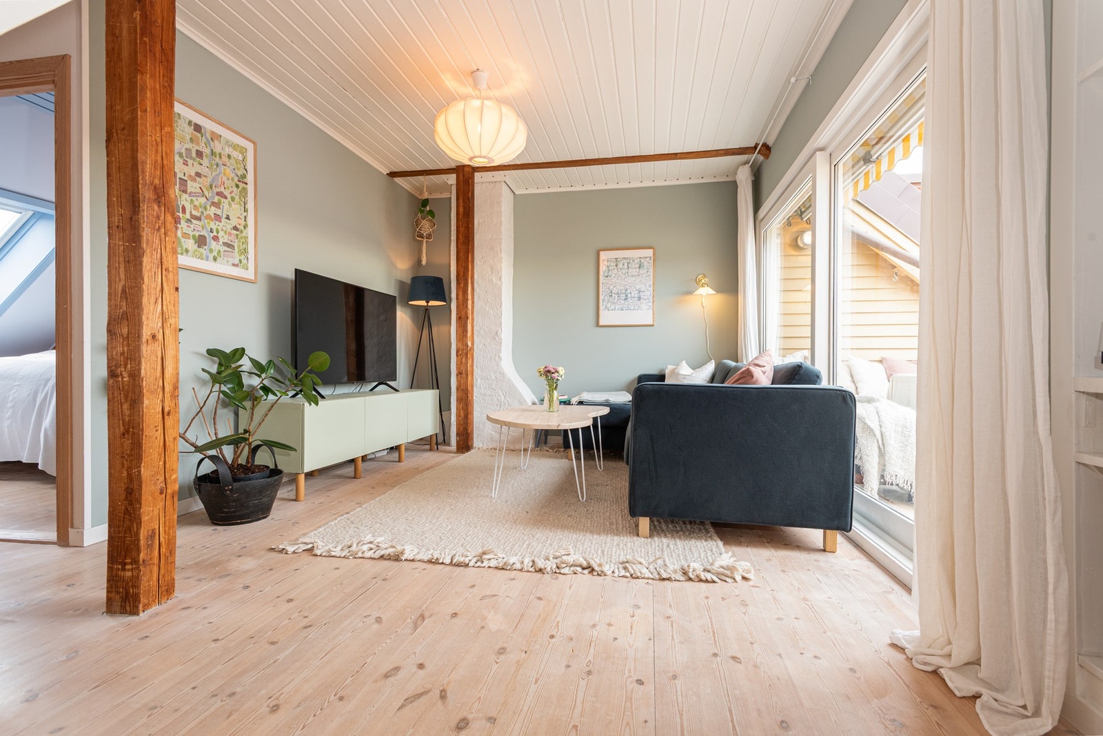 Lys og luftig loftstue med store vindusflater som gir rikelig med naturlig lys og en flott romfølelse. Galleribilde