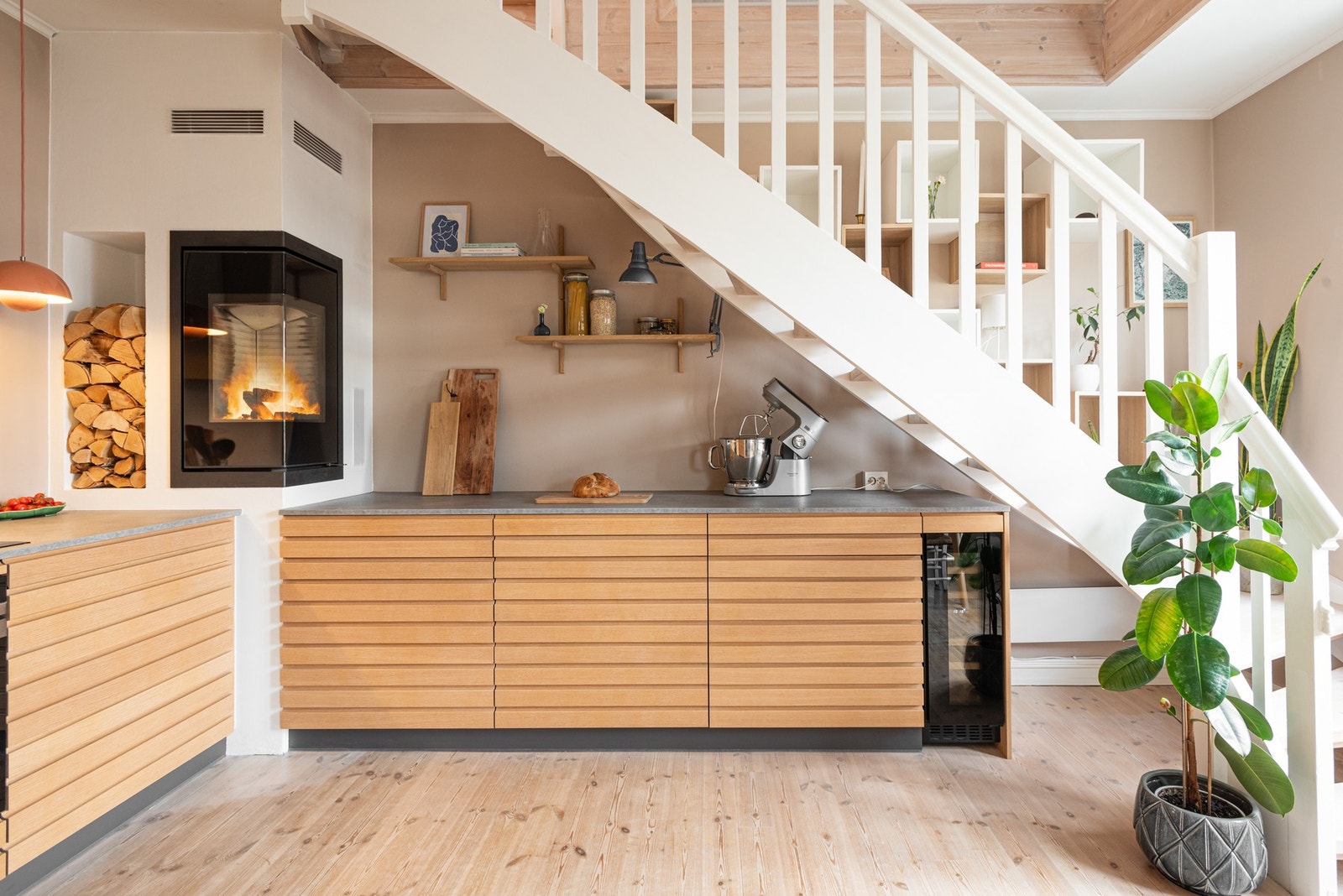 Kjøkkenet har rikelig med skap- og benkeplass. Galleribilde