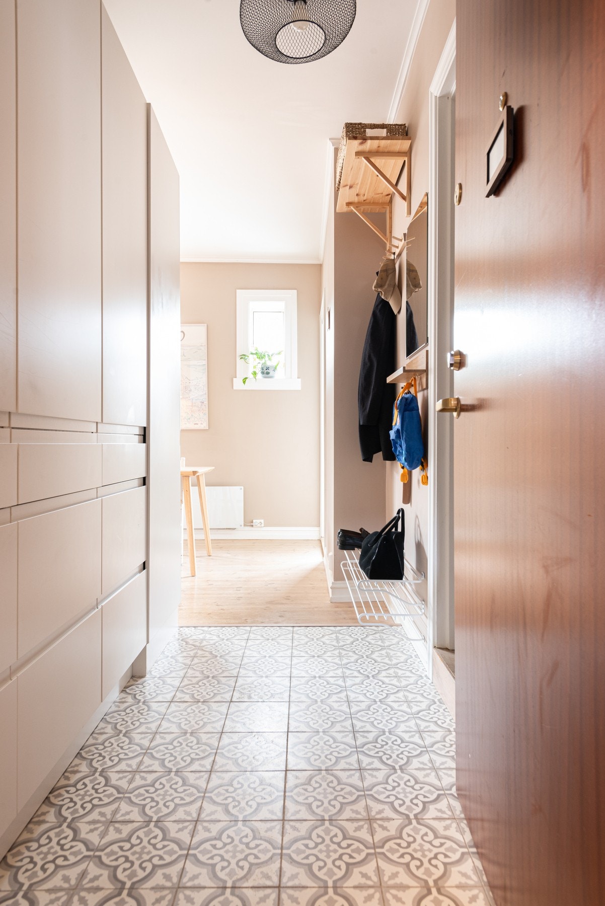 I entréen har du rikelig med plass til yttertøy og sko i garderobeskap.
Foto: Studio Oslo Galleribilde