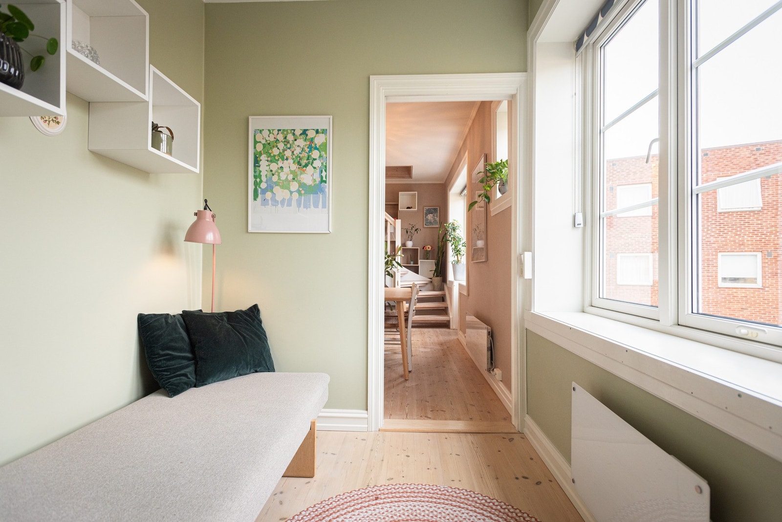 Leiligheten har tre gode soverom, og en løsning som gjør at den føles vesentlig større enn sine 80 målbare kvm. Galleribilde