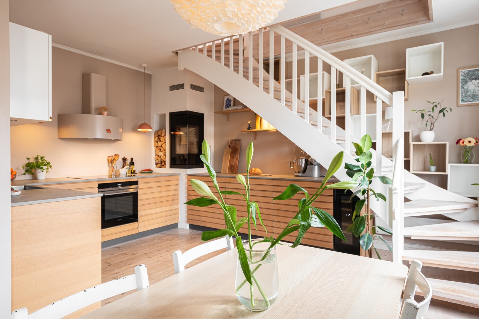 Innvendig holder boligen en flott standard, er gjennomgående med gode lysforhold og oppleves svært romslig. Galleribilde