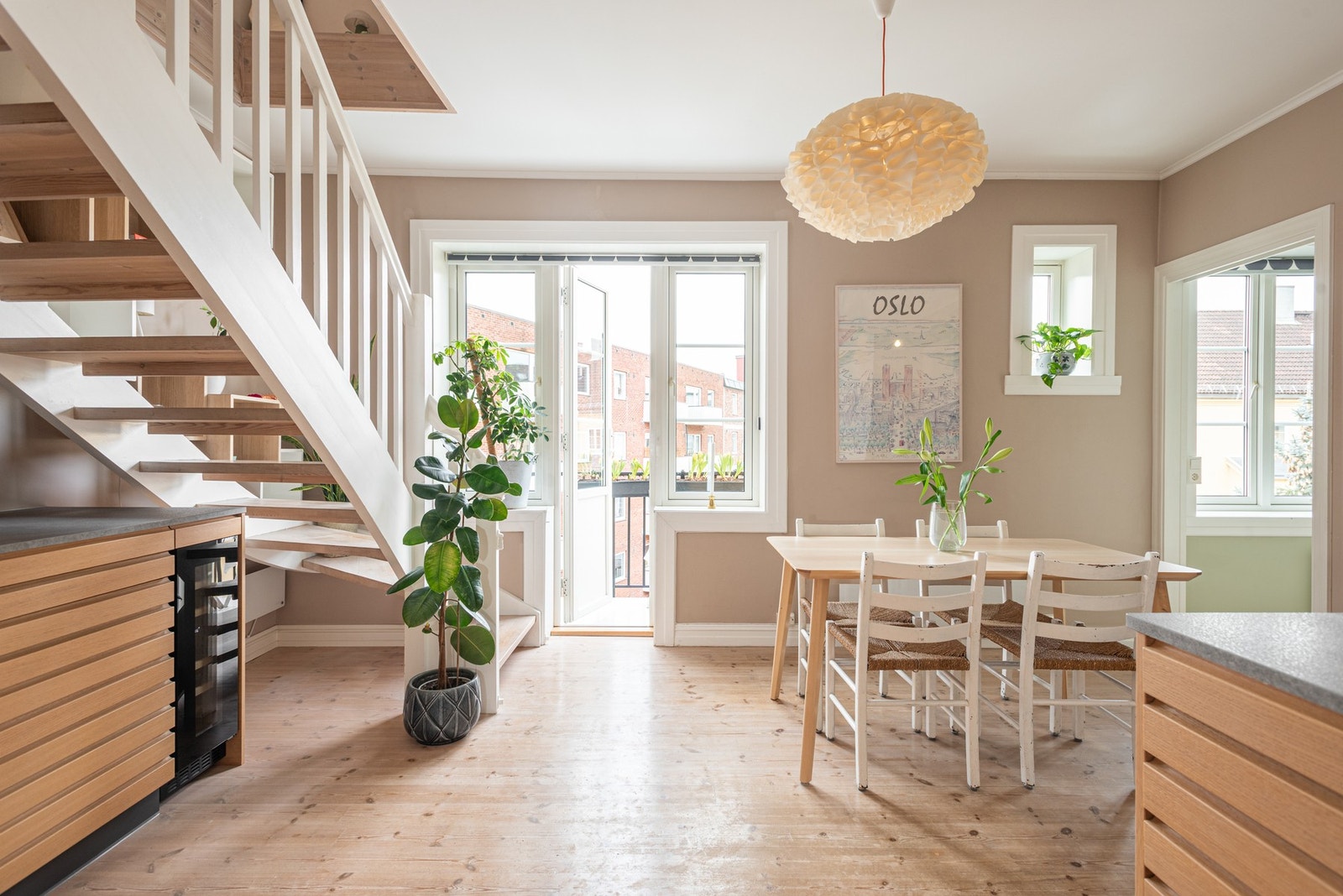 Disse loftsleilighetene kommer sjeldent for salg, og boligen har en særdeles god planløsning over to plan, pluss en stor hems med fjord- og byutsikt. Galleribilde