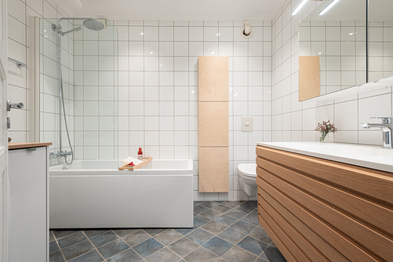 Fra entréen har du inngang til flislagt baderom med gulvvarme. Galleribilde