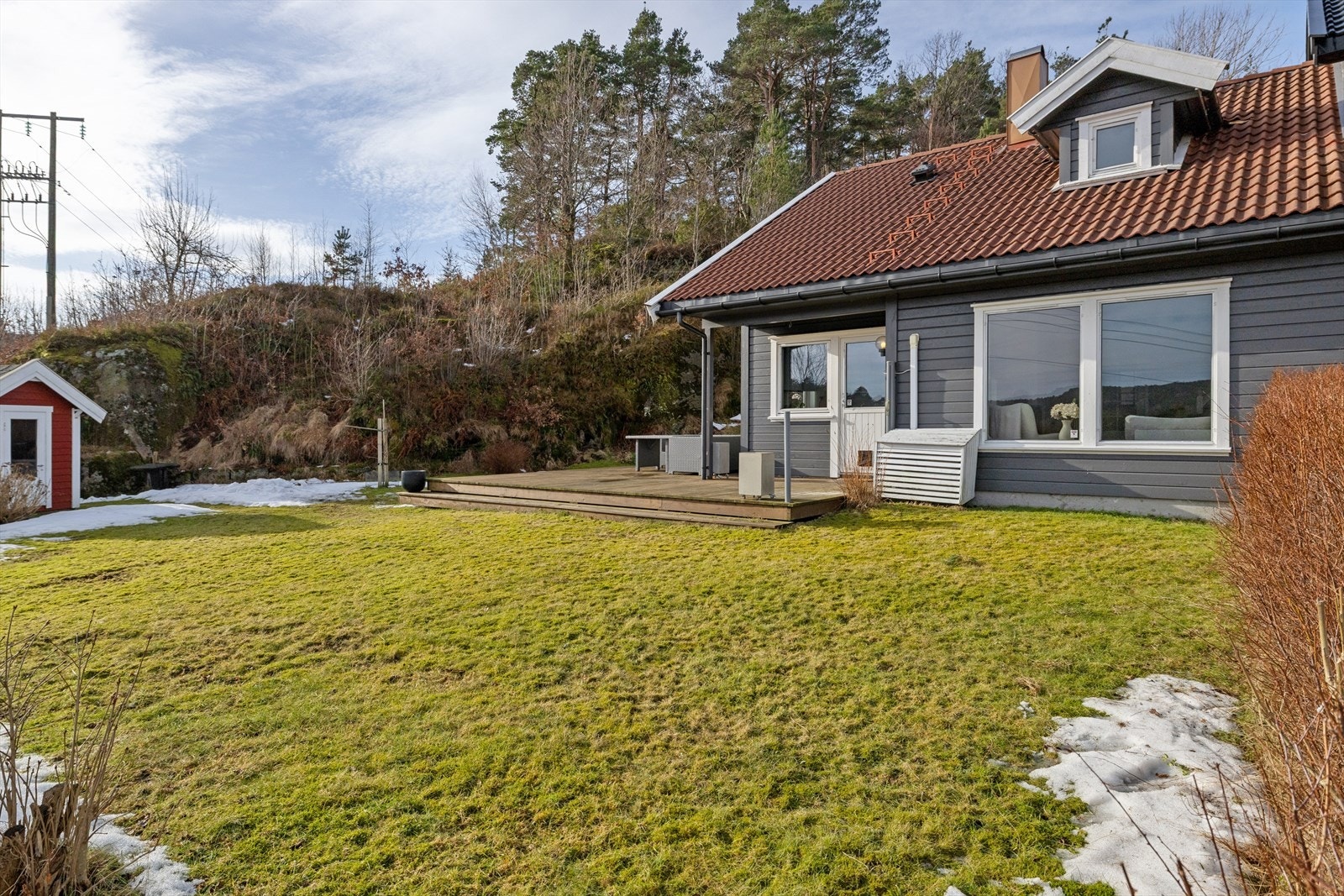 Fra stuen er det utgang til en meget romslig og skjermet hage med fine solforhold. Galleribilde