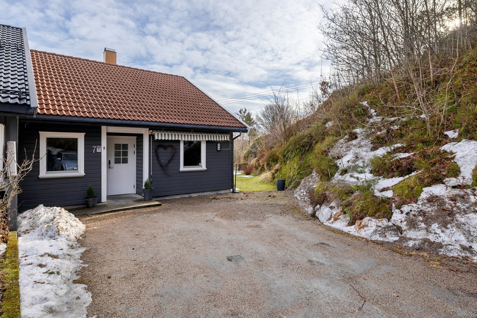 Boligen ligger innerst i blindvei med god biloppstillingsplass. Galleribilde