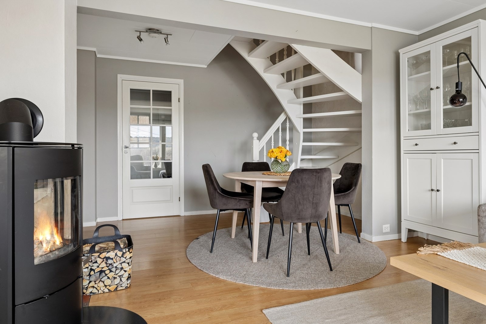 Stuen har god plass til både spise- og sittegrupper Galleribilde