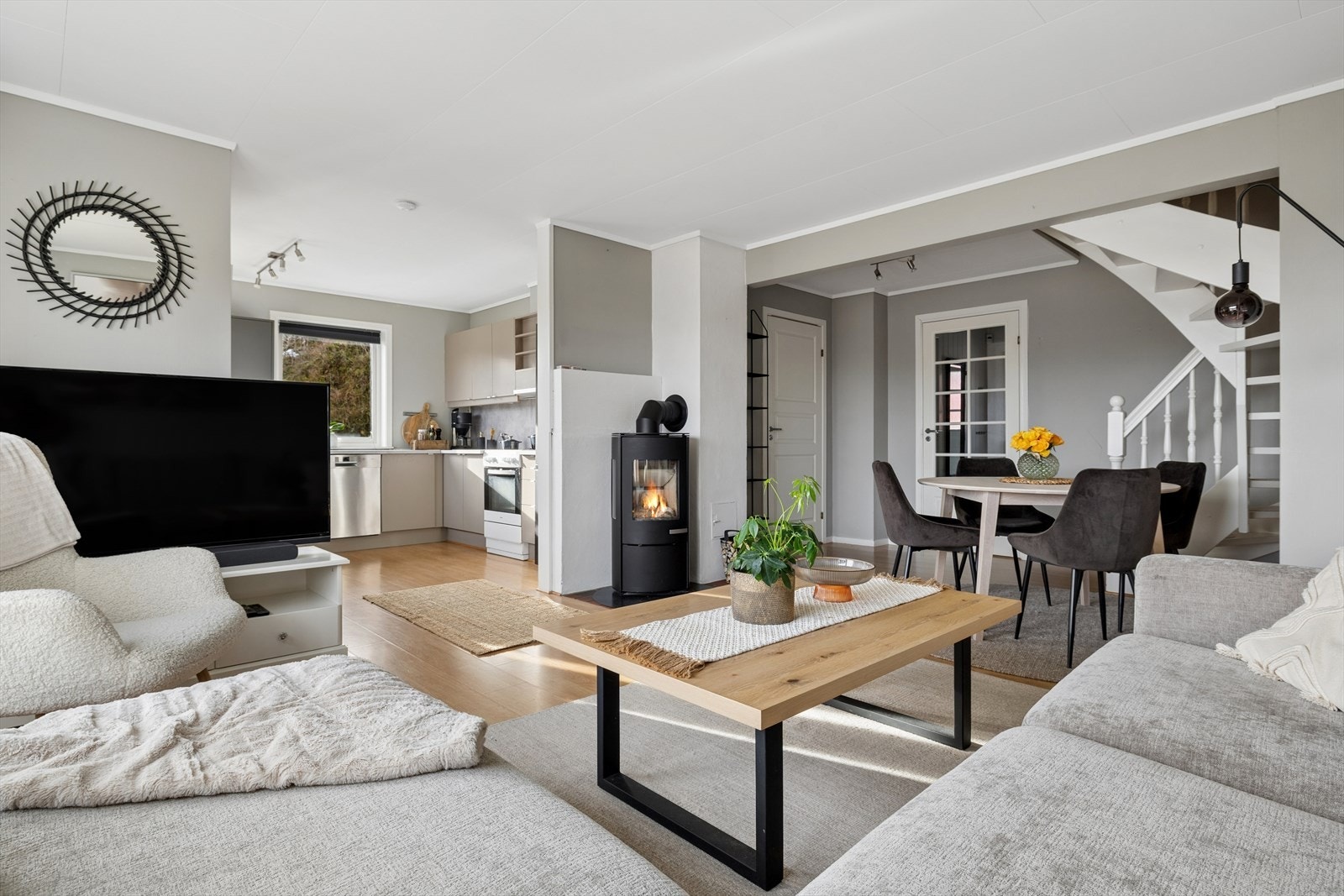 Stuen har en delvis åpen kjøkkenløsning Galleribilde