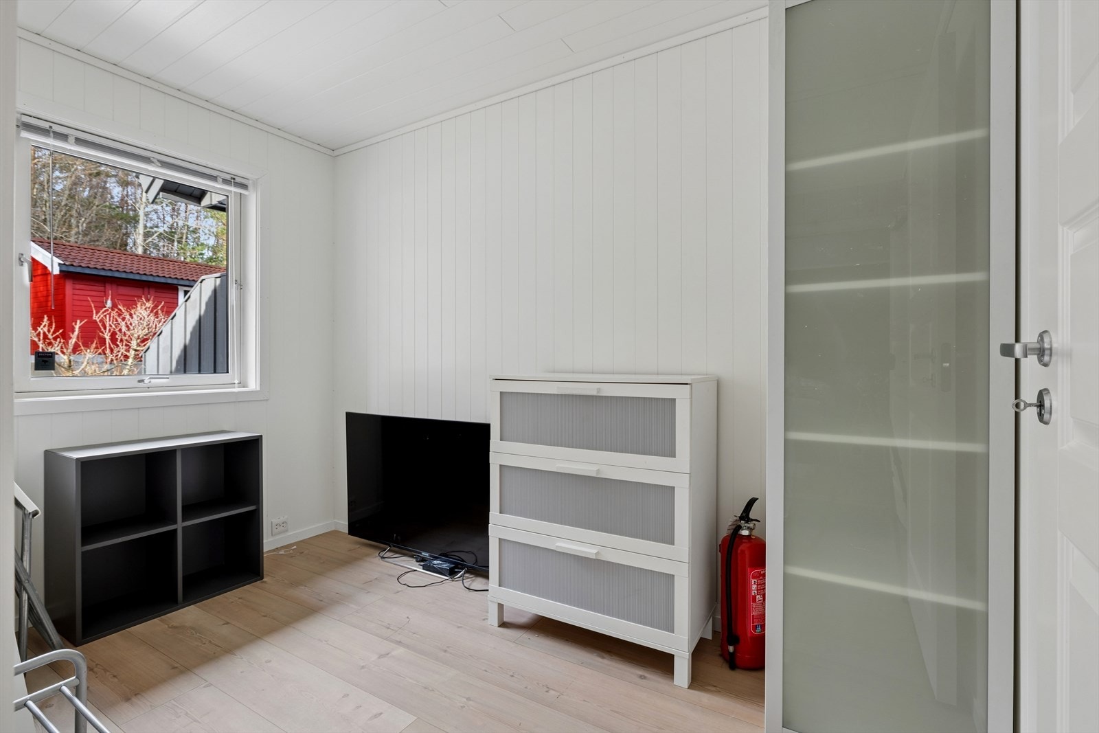 Soverom 2 med nye vegger og gulv med plass til seng og garderobeløsning. Galleribilde