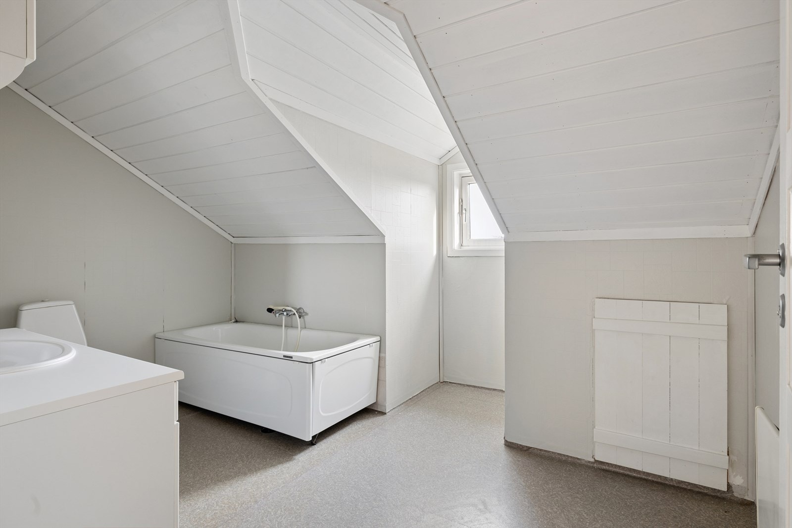 Baderom i 2. etasje badekar, toalett og servant med oppbevaringsplass. Galleribilde