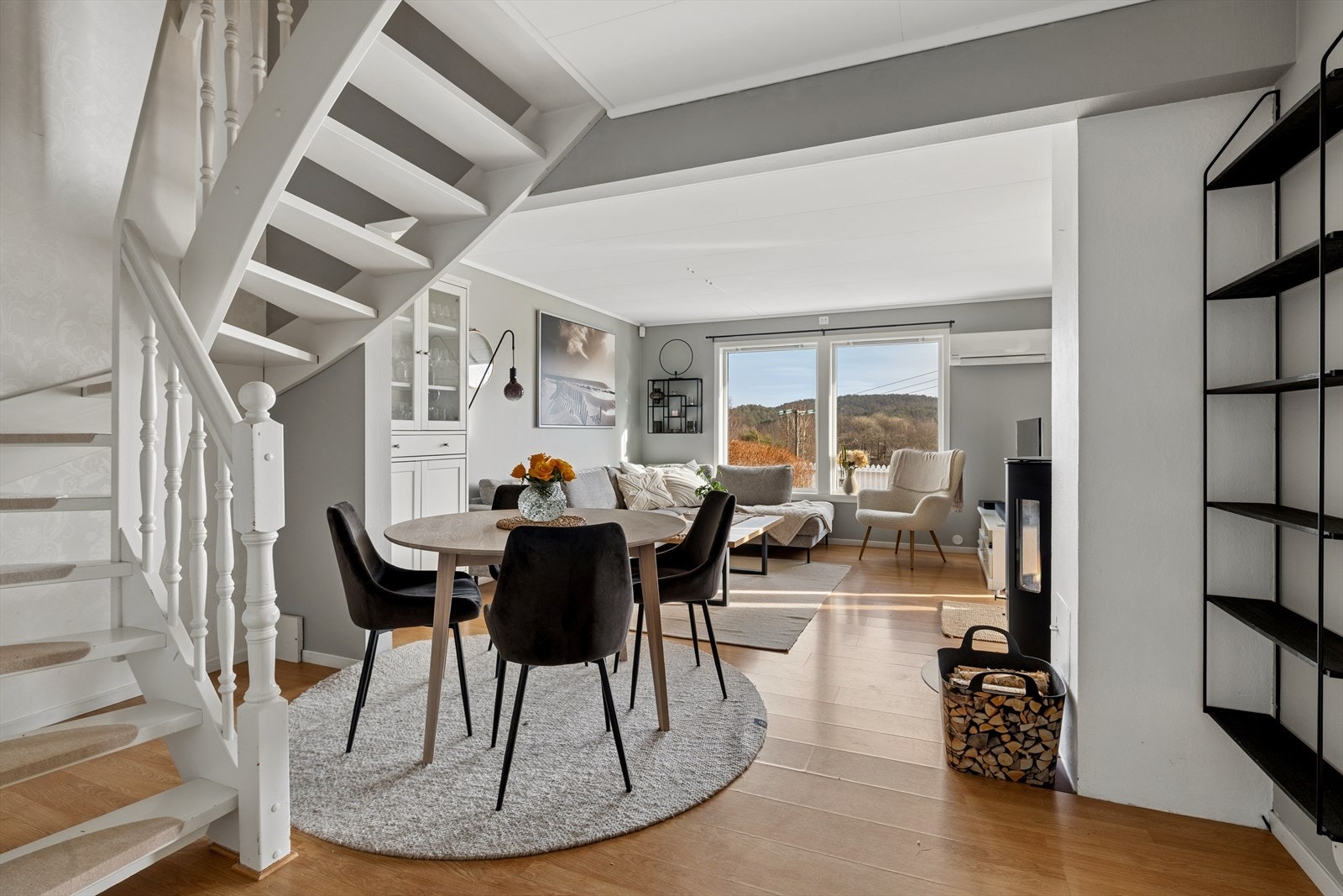 Videre inn fra gangen kommer du inn i en åpen og lys stue med store vindusflater som slipper inn rikelig med naturlig lys! Galleribilde