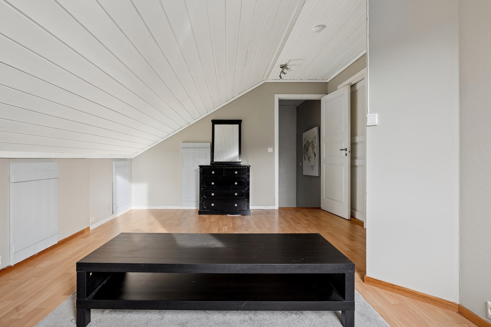 I boligens 2. etasje finner du blant annet loftstue, soverom nr. 3 og baderom - i tillegg til rikelig med oppbevaringsplass i kott. Galleribilde