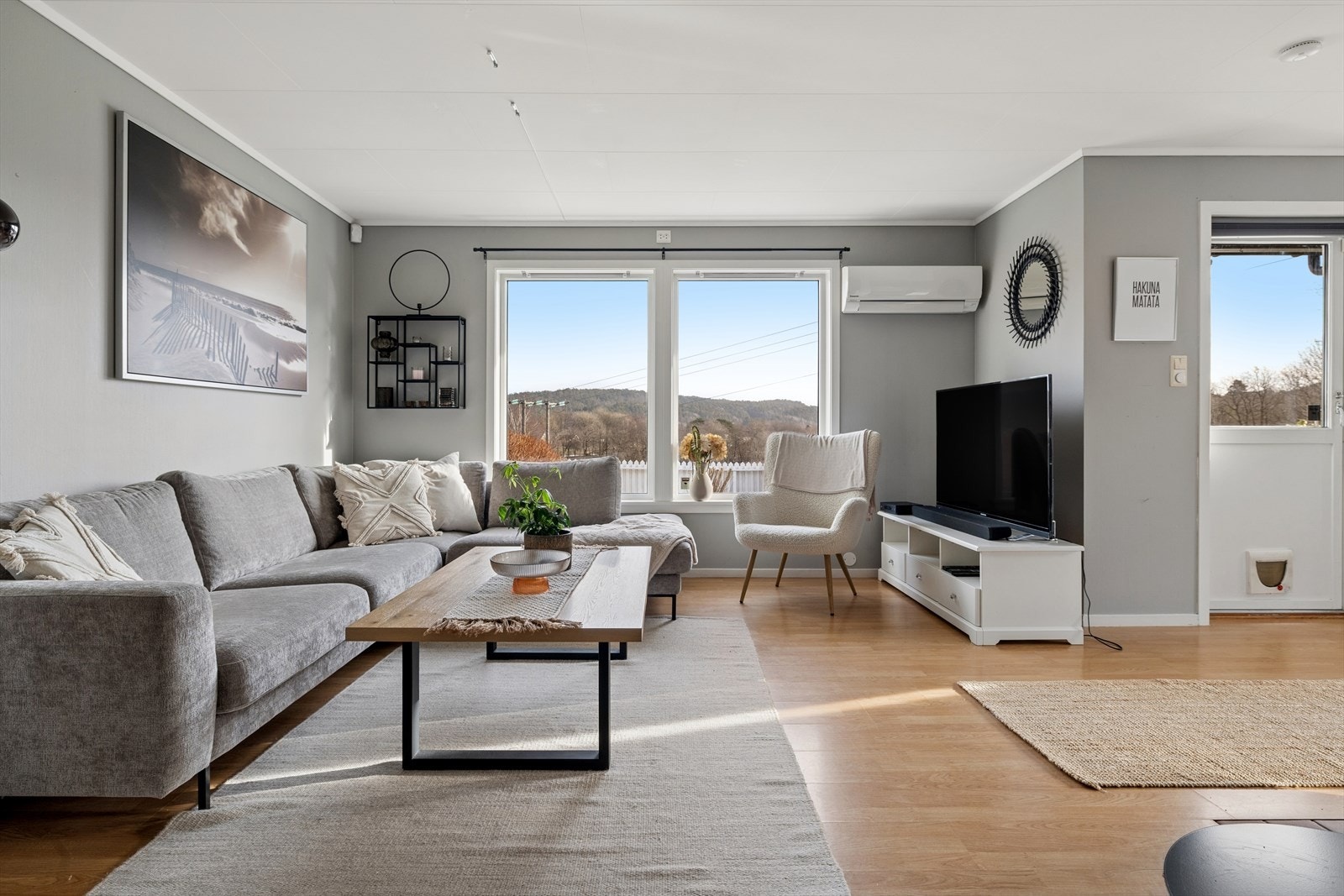 Det er installert varmepumpe i stuen som gir behagelig temperatur hele året. Galleribilde