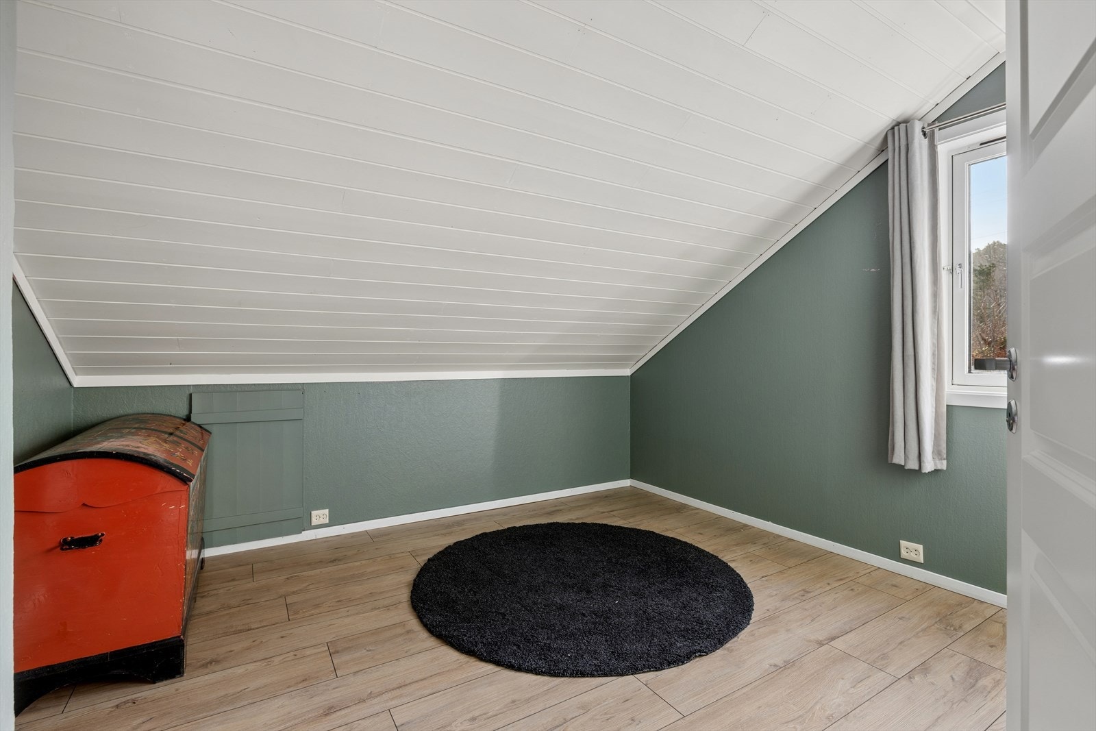 Soverom 3. av god størrelse med plass til både seng og garderobeløsning. Galleribilde