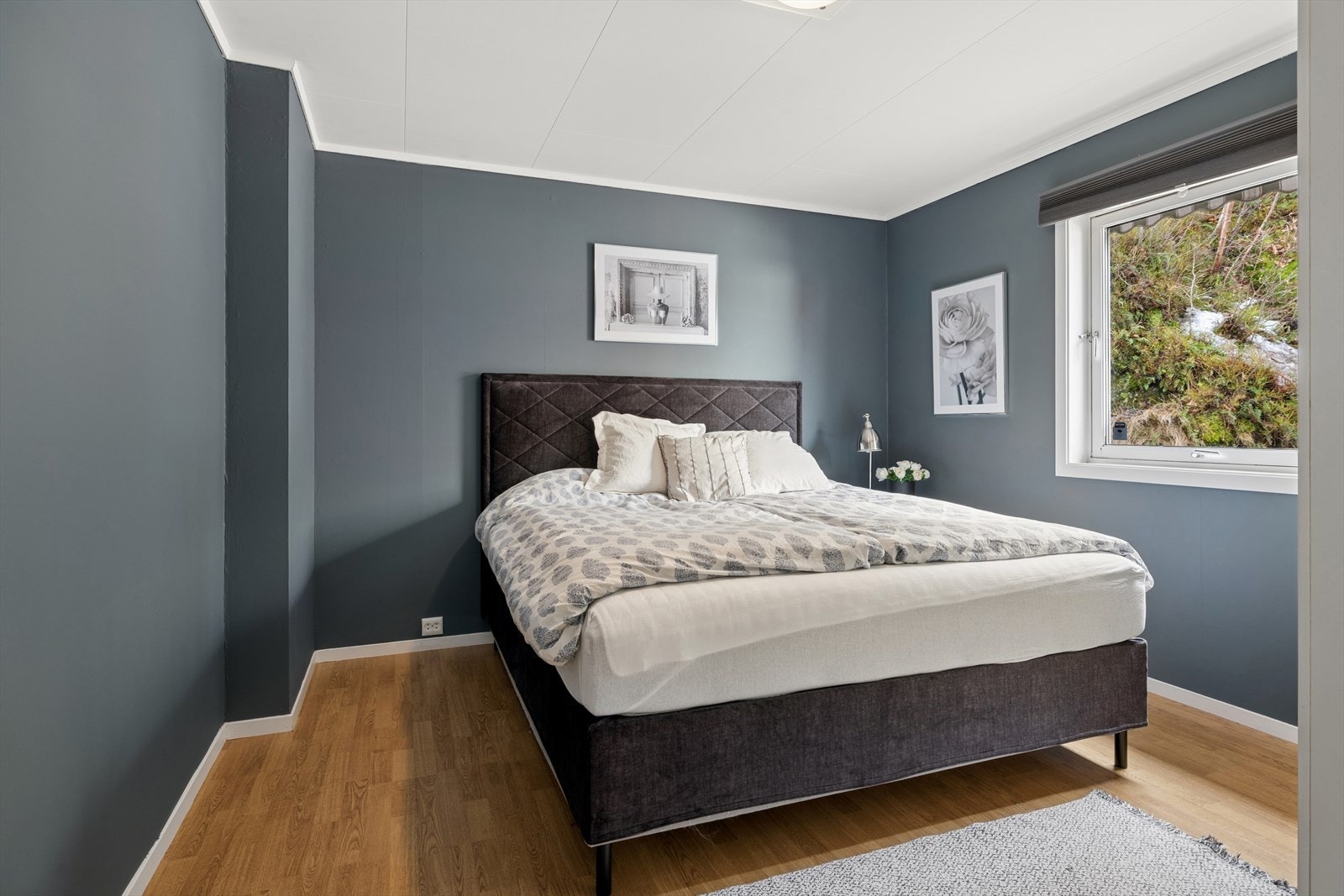 Hovedsoverom med god plass til både dobbeltseng og garderobeløsning Galleribilde