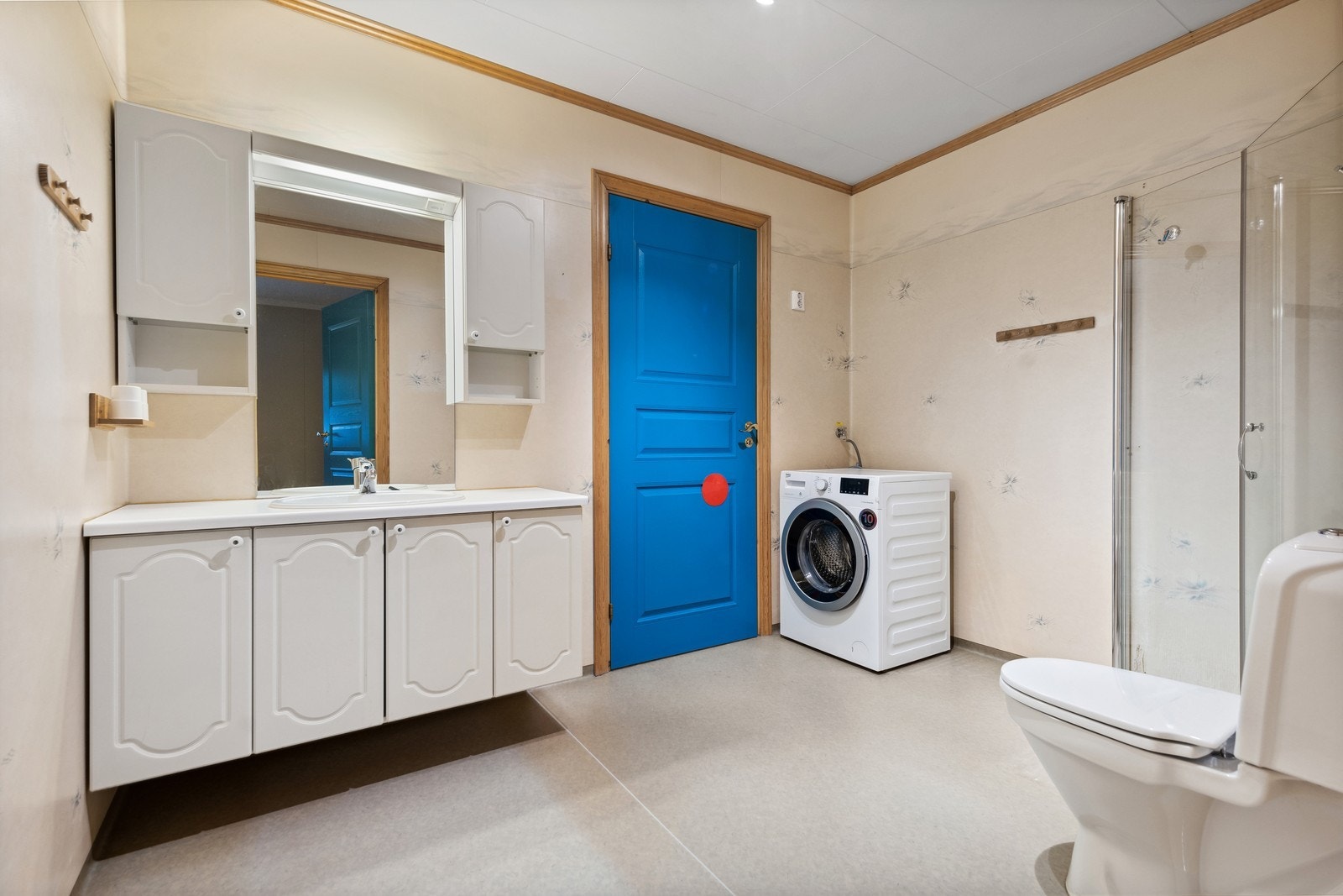 Badet har dusjhjørne, vaskemaskin og god benkeplass Galleribilde