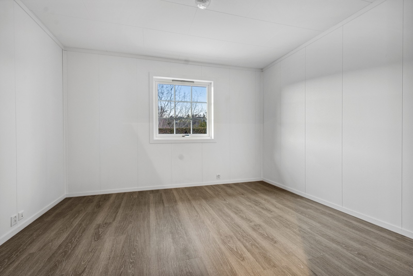 Hovedsoverommet har god plass og egen innvendig bod/ walk-in closet Galleribilde