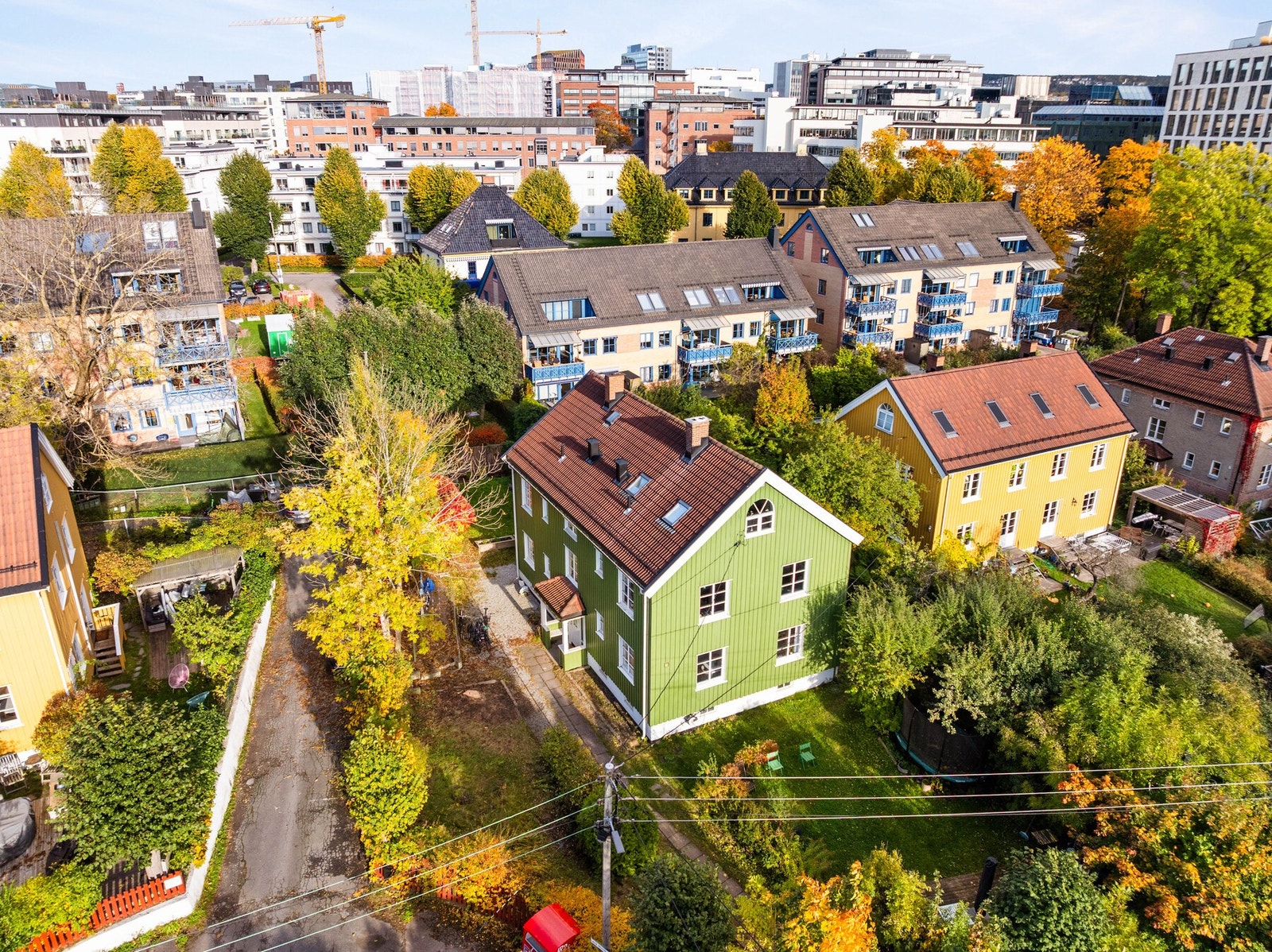PrivatMegleren ved Trym Stokland har gleden av å presentere Lensmann Hiorths allé 17! (Dronefoto: Peter Futo) Galleribilde