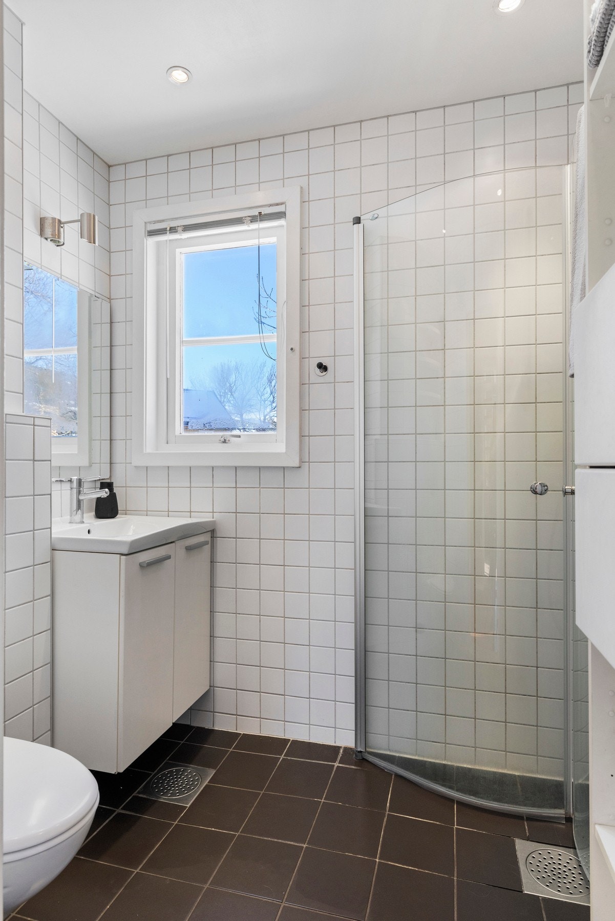 Badet er innredet med skap med glatte fronter Galleribilde