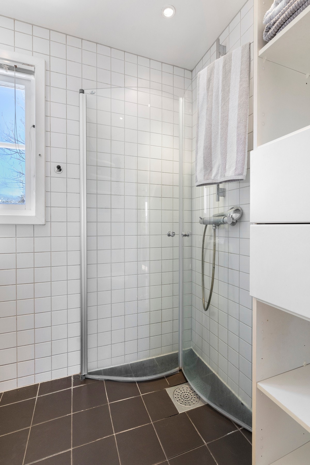 Badet har en utforming som gir plass til både oppbevaring og nødvendige funksjoner Galleribilde