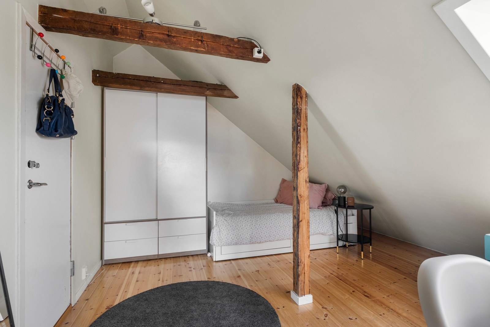 Selger har kjøpt inn ekstra plass fra naboen på loftet, så soverom nummer 2 har ekstra størrelse. Galleribilde