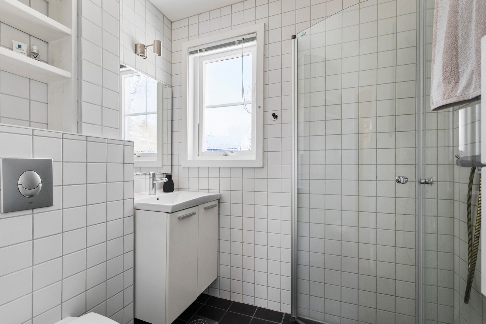 Badet har flislagte gulv og vegger, samt slette overflater i himlingen Galleribilde
