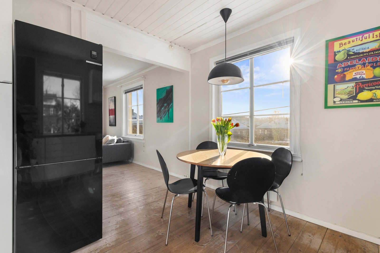 Layouten legger til rette for funksjonell bruk og plass til et spisebord Galleribilde