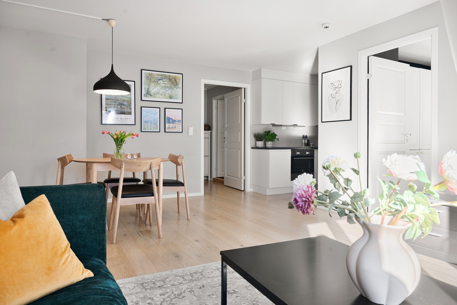 Moderne kjøkken i åpen løsning. Galleribilde