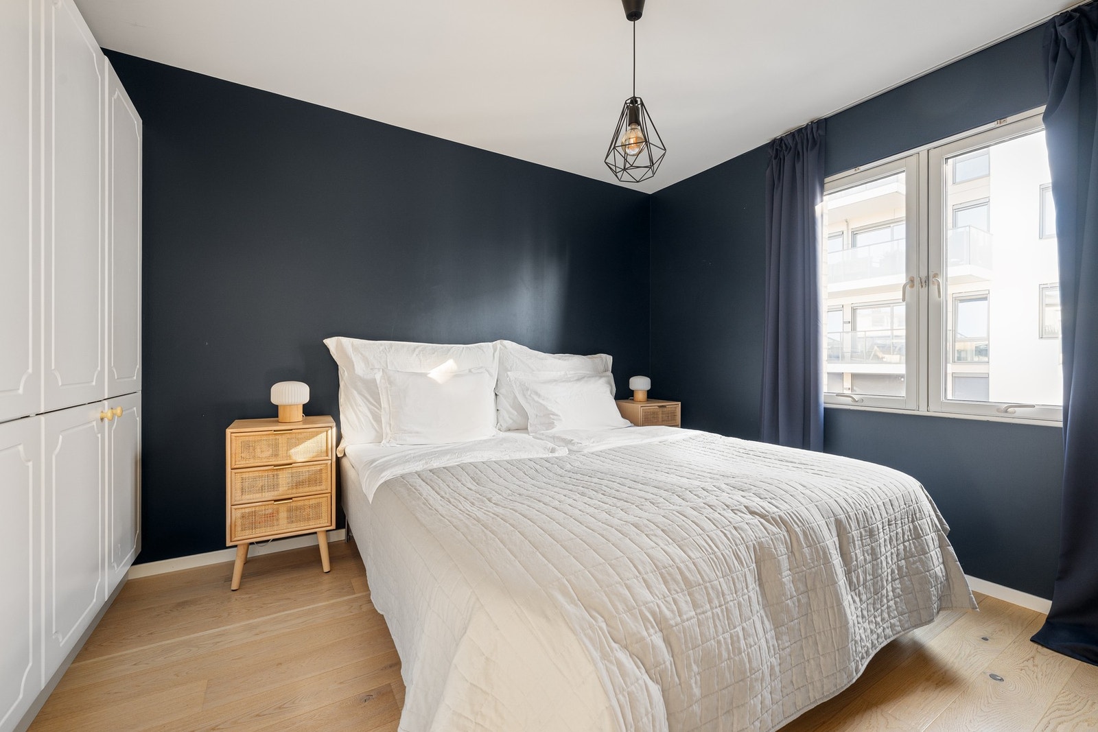 Soverom med integrert garderobe og god lagringsplass. Galleribilde