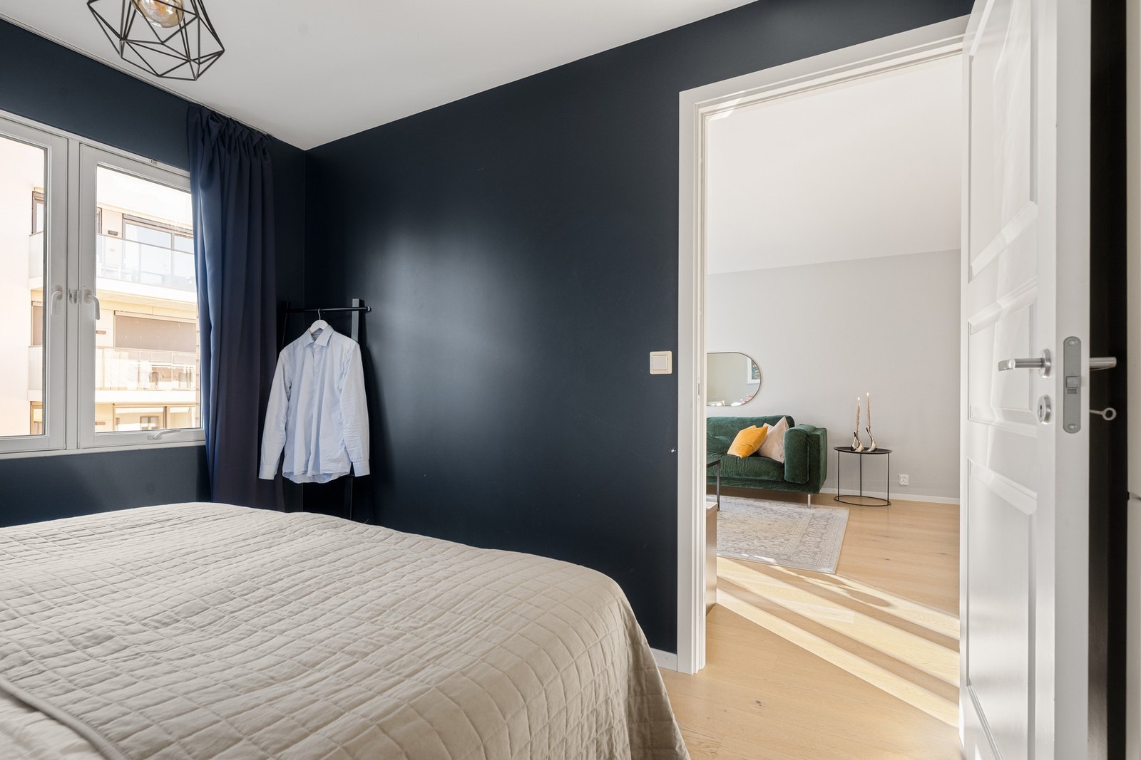 Stilrent soverom med god plass til dobbeltseng. Galleribilde