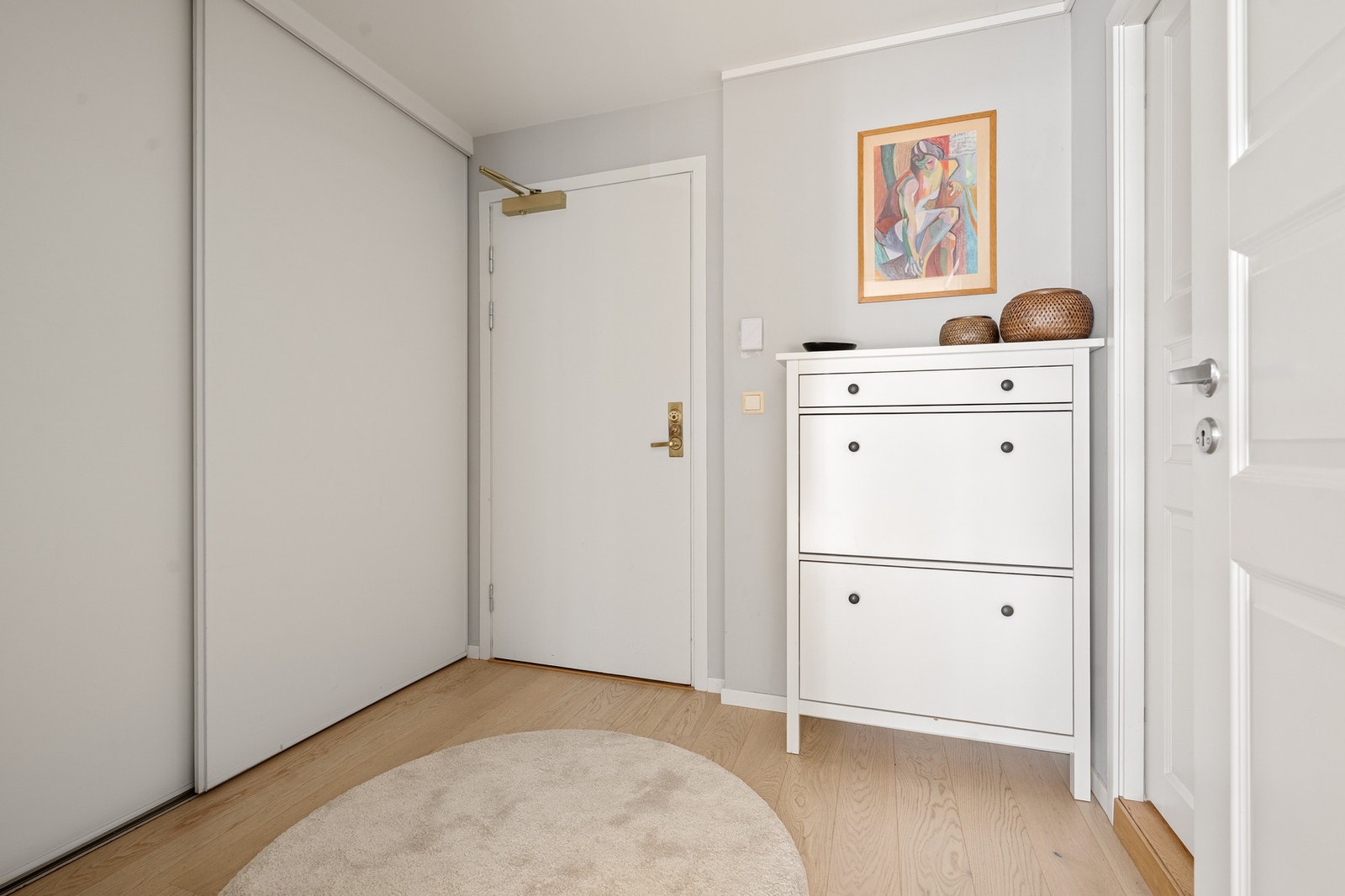 Romslig entré med skyvedørsgarderobe og god oppbevaring. Galleribilde