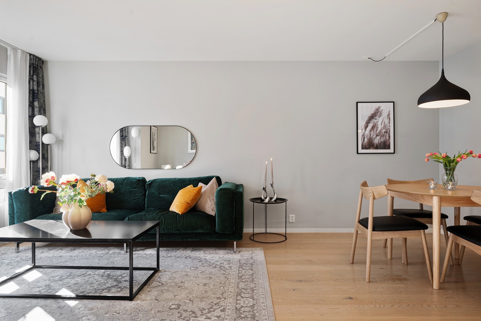 Elegant stue med åpen og sosial planløsning. Galleribilde