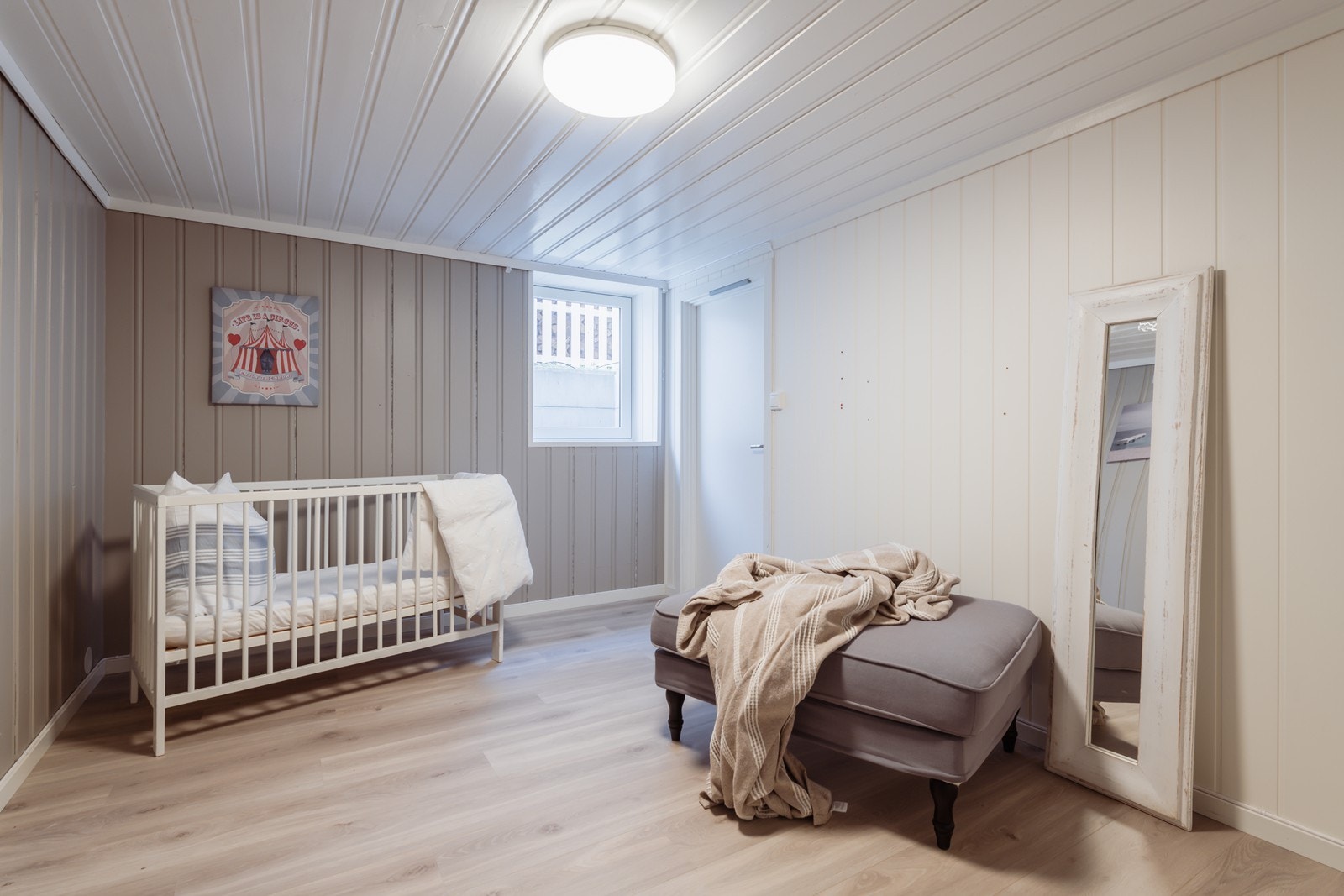 Boligen har 2 innredede rom i kjeller som blir benyttet som soverom. Rommene i kjeller er bruksendret fra tileggsdel til hoveddel tidligere. Rommene har takhøyde på 1,91 cm. Krav til rom for varig opphold er 2,0m. Galleribilde