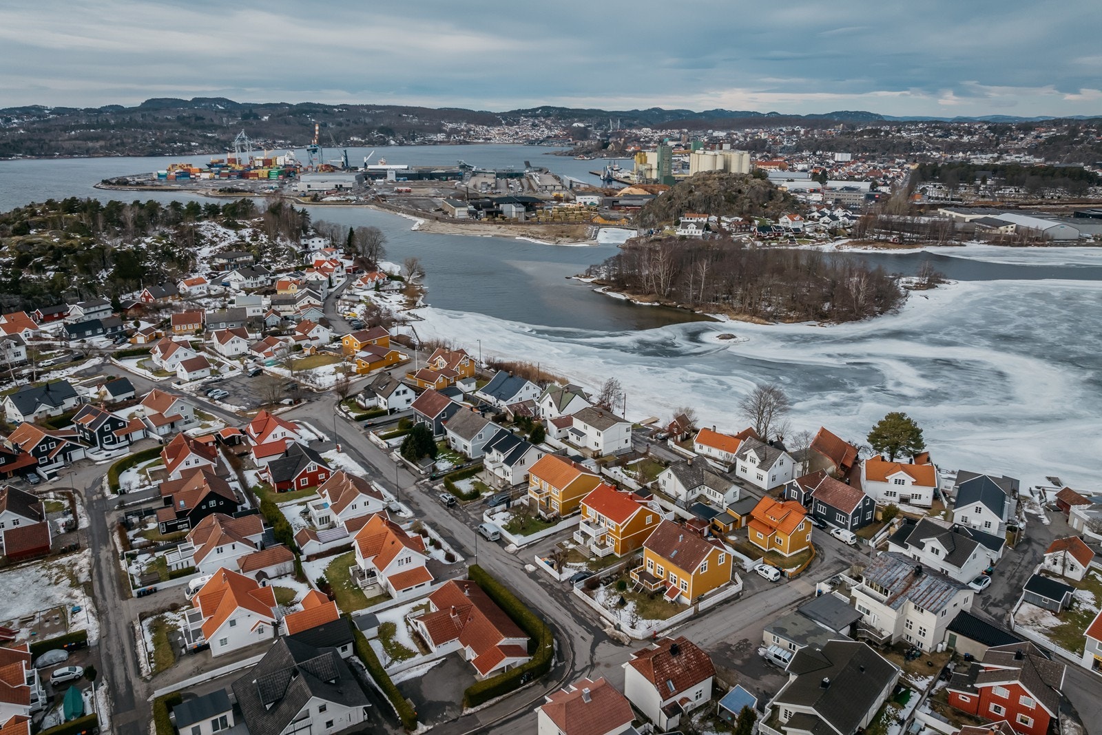Her har man både bade- og fiskemuligheter i umiddelbar nærhet til leiligheten. Galleribilde