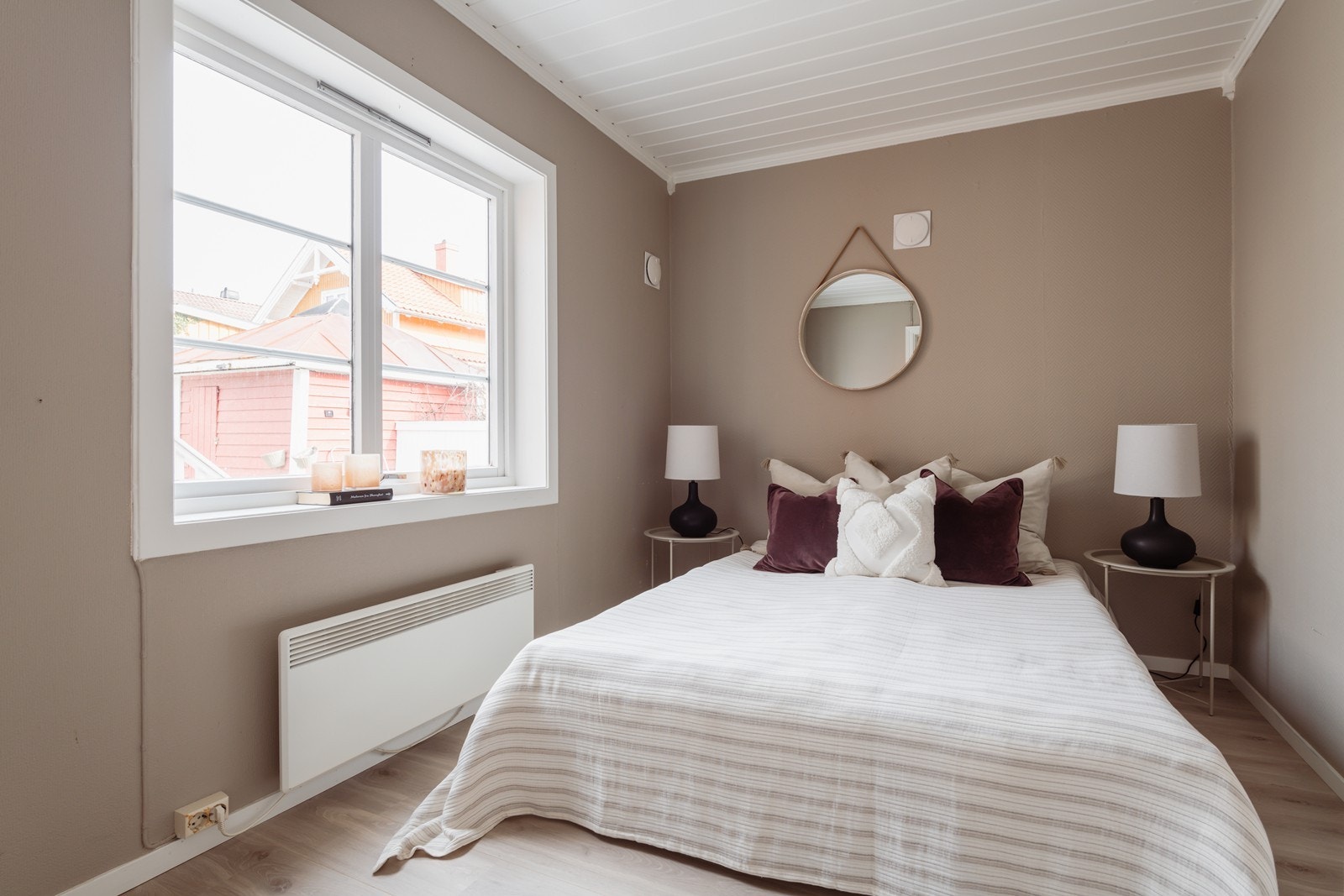 Soverom i 1 etasje, med moderne fargevalg og god atmosfære. Galleribilde