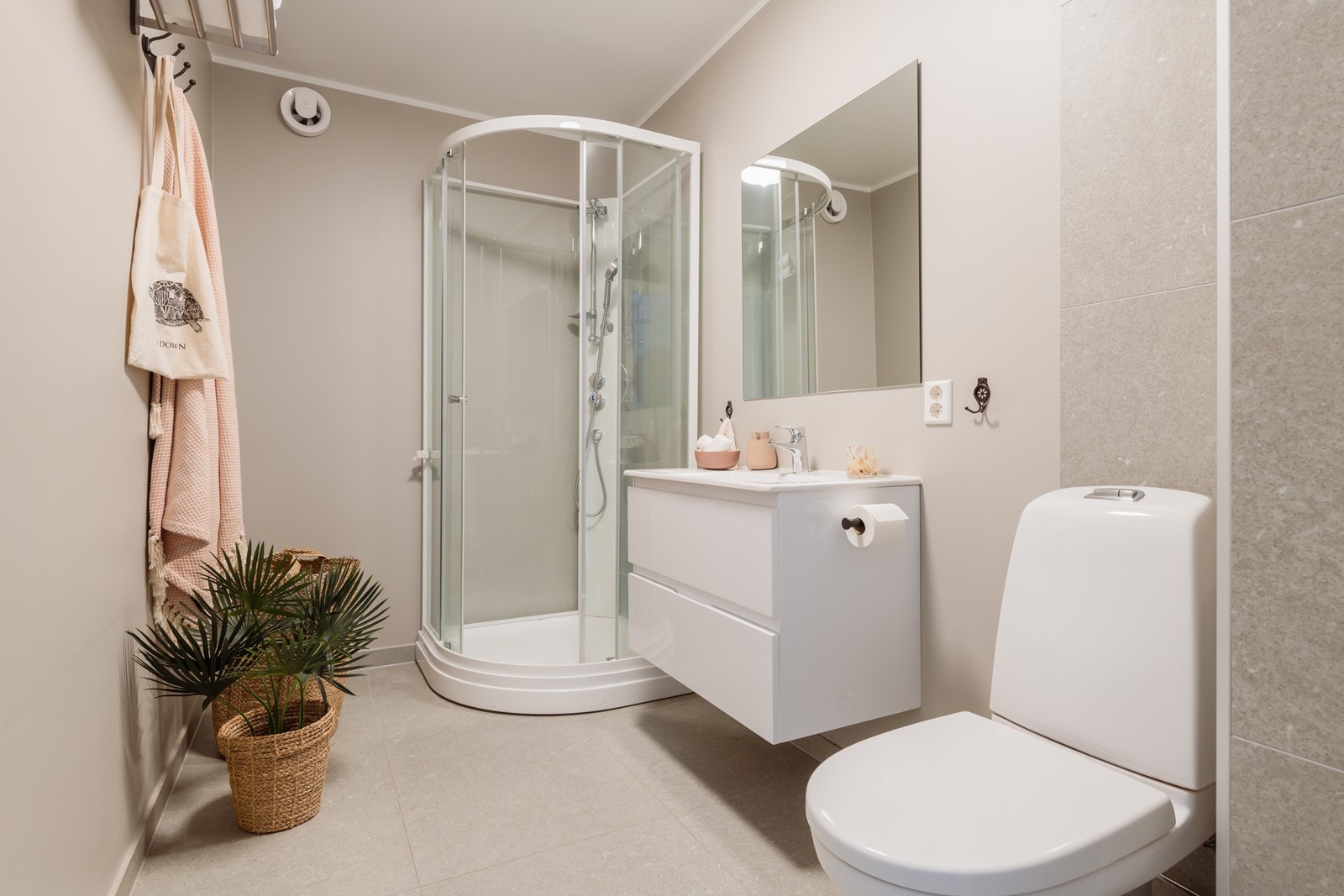 Badet består av vaskeservant i innredning, gulvmontert wc, lukket
dusjkabinett og opplegg for vaskemaskin. Det er fliser på gulv. Galleribilde