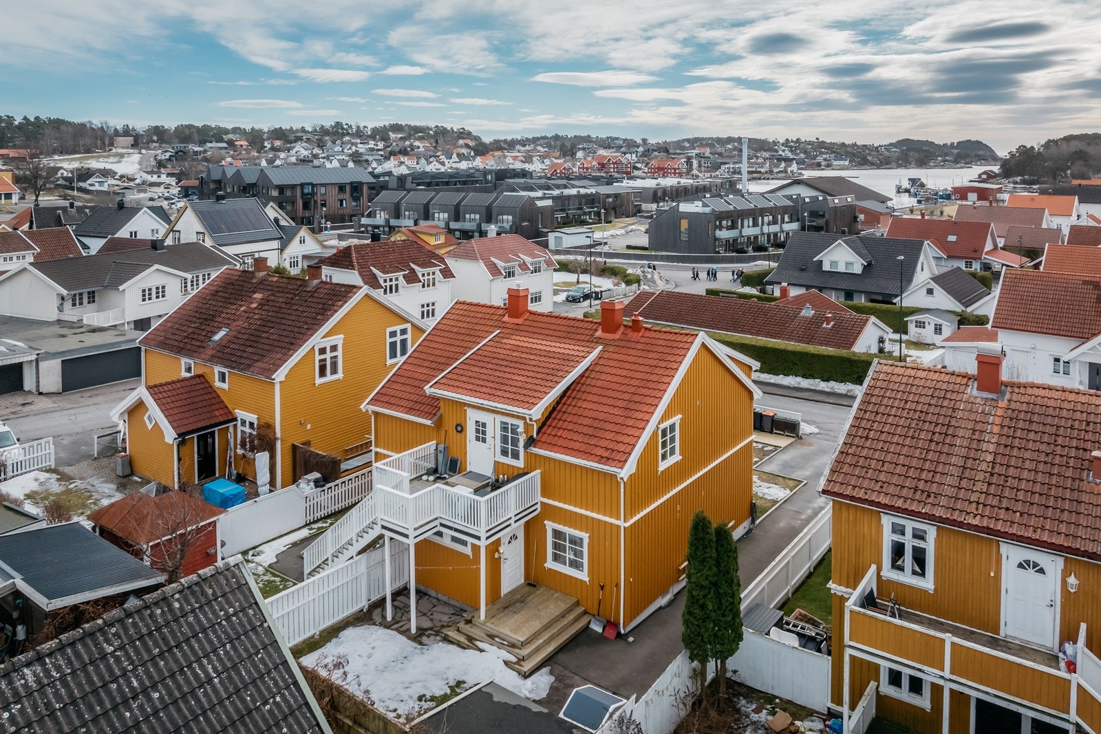Eiendommen ligger sentralt til, med kort vei til skole, barnehage, dagligvare og flotte turområder. Galleribilde