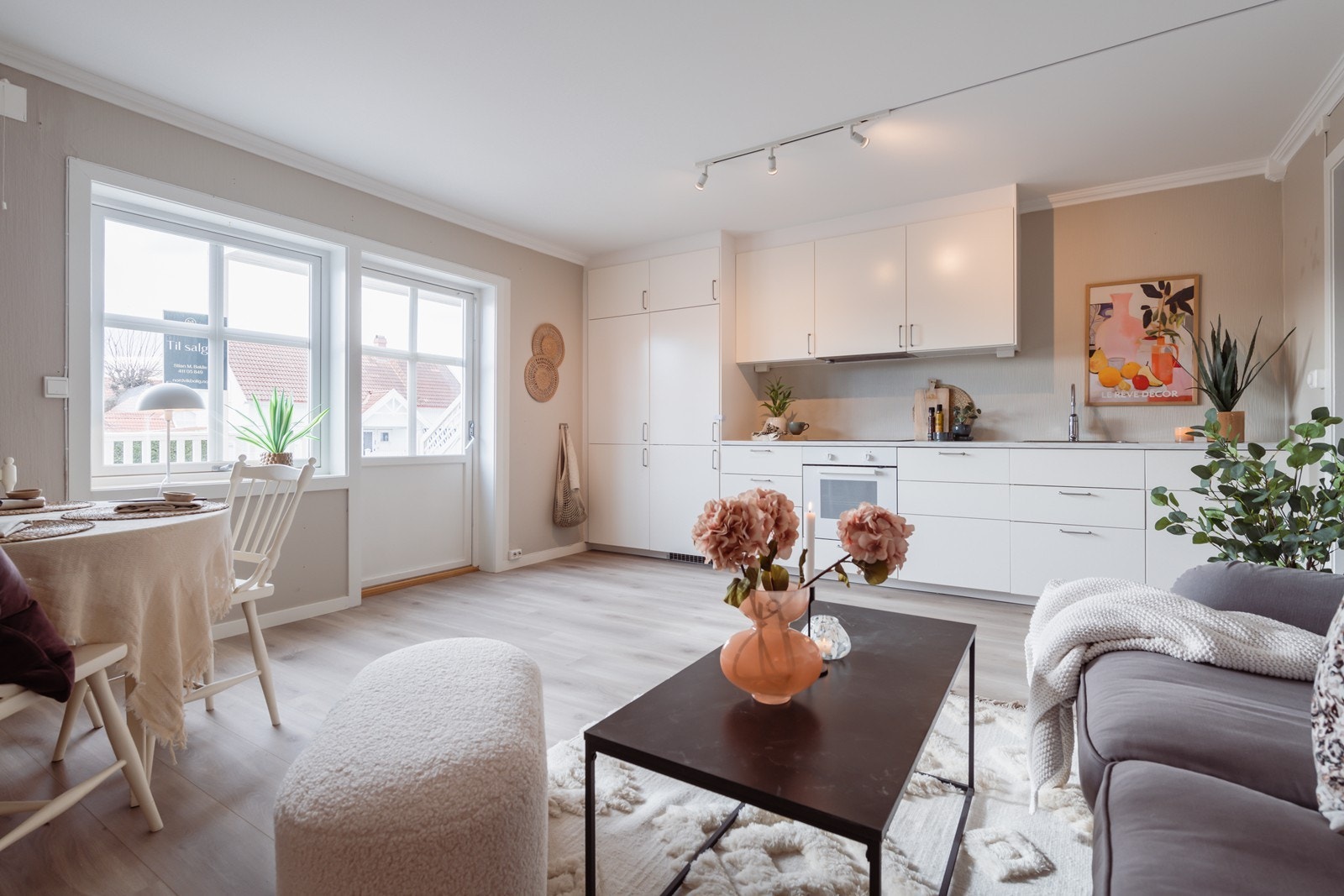 Fra stue/kjøkken har man utgang til en egen solrik terrasse. Galleribilde