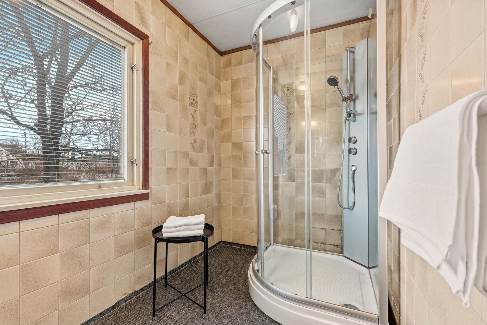 Badet har dusjkabinett, servant og strålelampe for oppvarming. Galleribilde