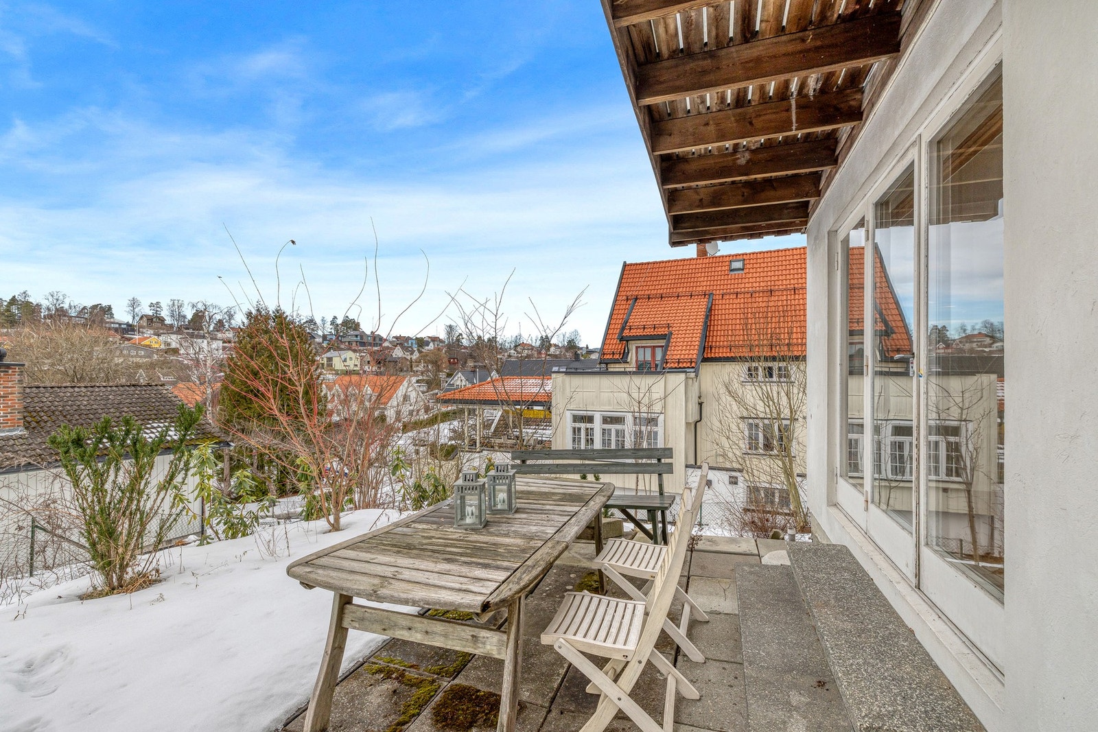 Nordvestvendt uteplass på rundt 22 m² med utgang fra spisestue i 1. etasje. Galleribilde