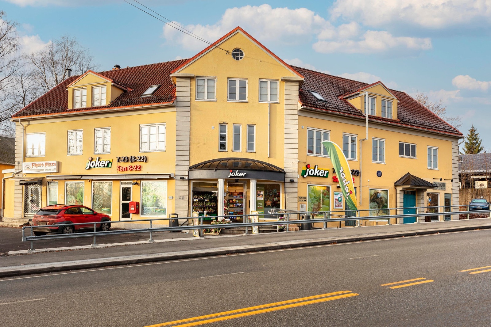 I enden av veien finner du bespisning og en søndagsåpen Joker. Galleribilde