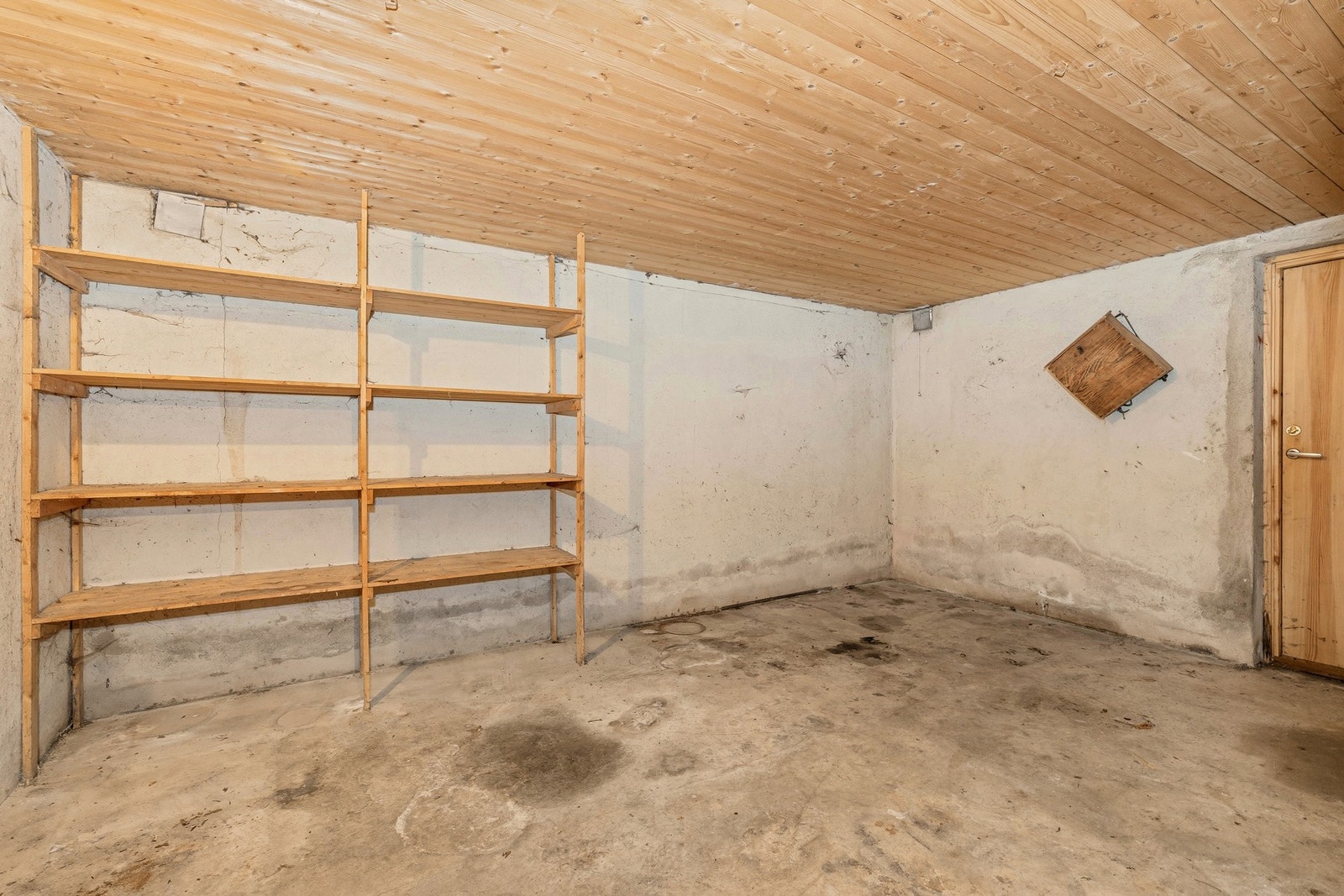 Bodrom i kjeller har dør til terreng. Galleribilde