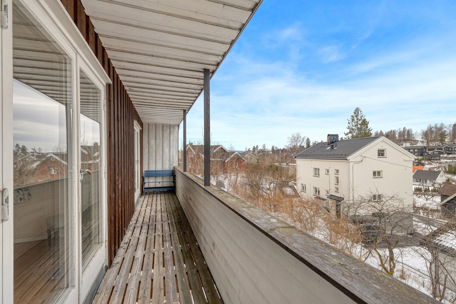 En nordvestvendt overbygget veranda på ca 9 m² har adkomst fra to av overetasjens soverom. Galleribilde