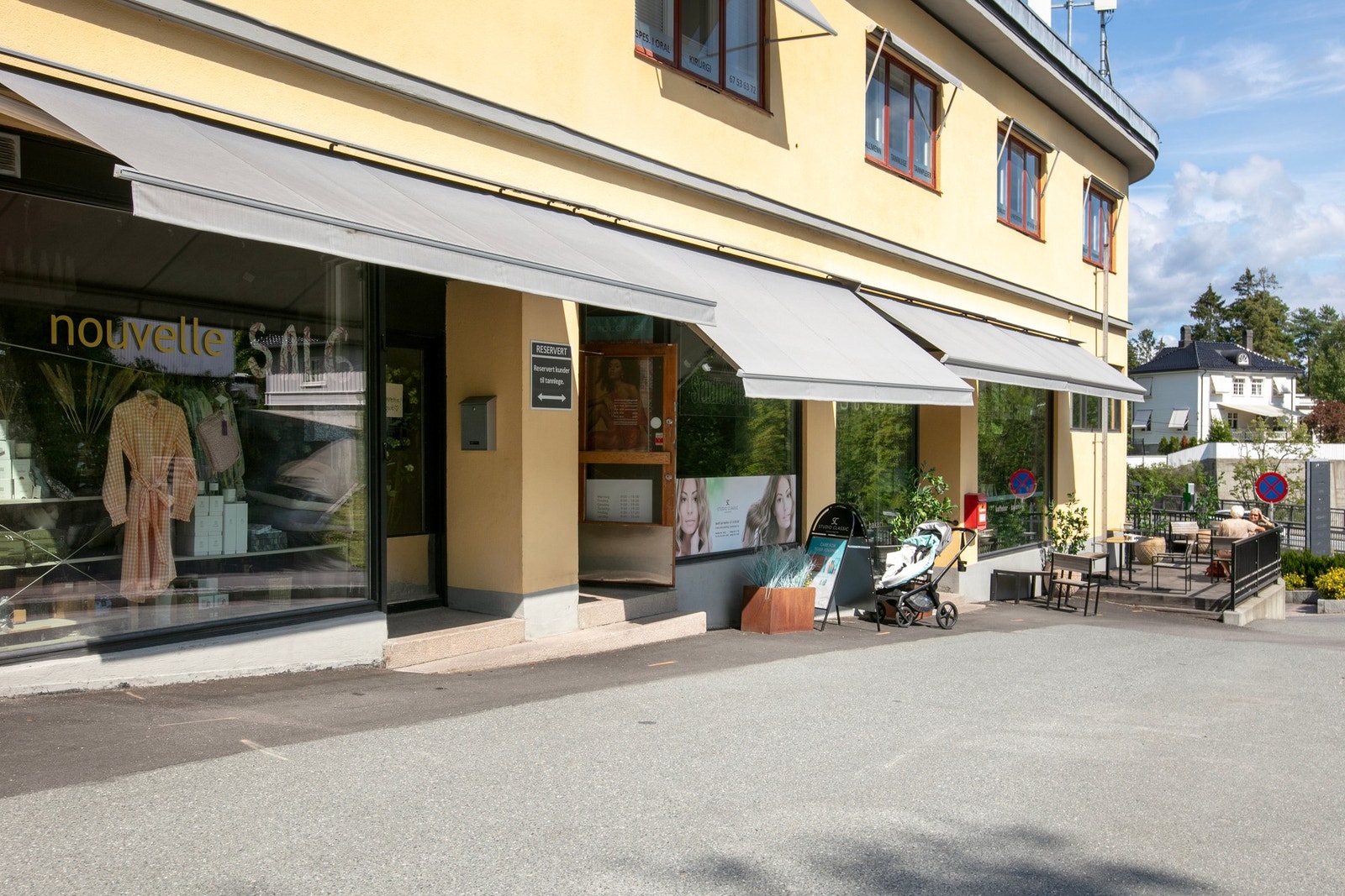 Tilknyttet Jarhuset finner du både dagligvare, apotek, blomsterhandler, frisør, bespisning og helsetilbud. Galleribilde