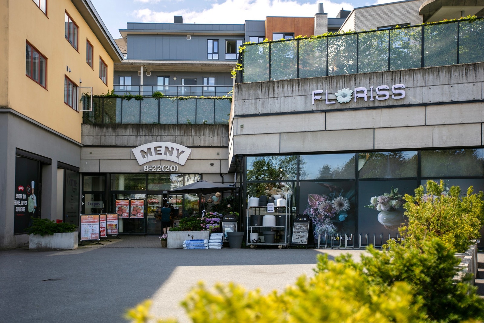 Det er rundt et kvarters gangavstand til Meny Jarhuset. Galleribilde