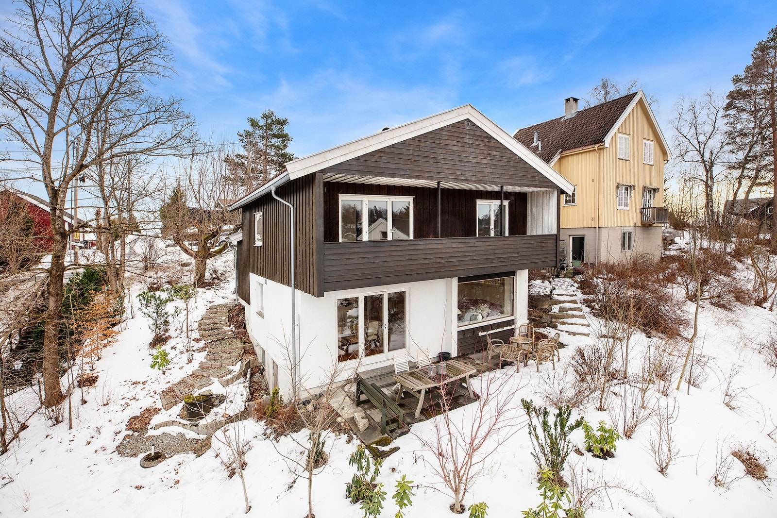 Med boligen følger garasjeplass. Tomten på 625 m² er opparbeidet med asfaltert innkjørsel, beplantning og gressplen. Galleribilde