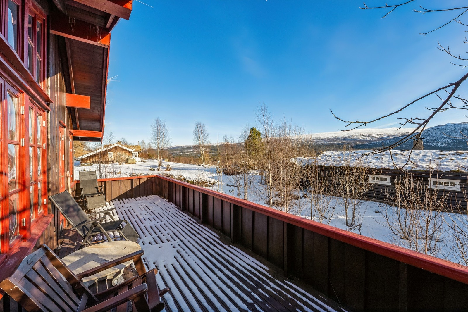 Det er direkte utgang til terrassen fra stuen Galleribilde