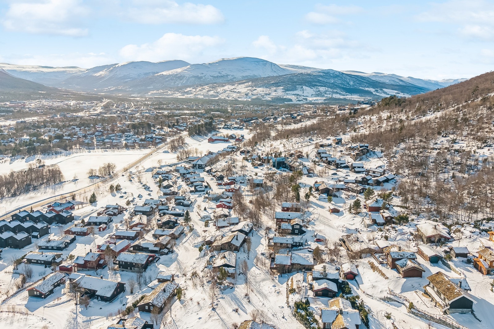 Eiendommen ligger i gåavstand til Oppdal sentrum og oppkjørte skispor finnes i umiddelbar nærhet Galleribilde