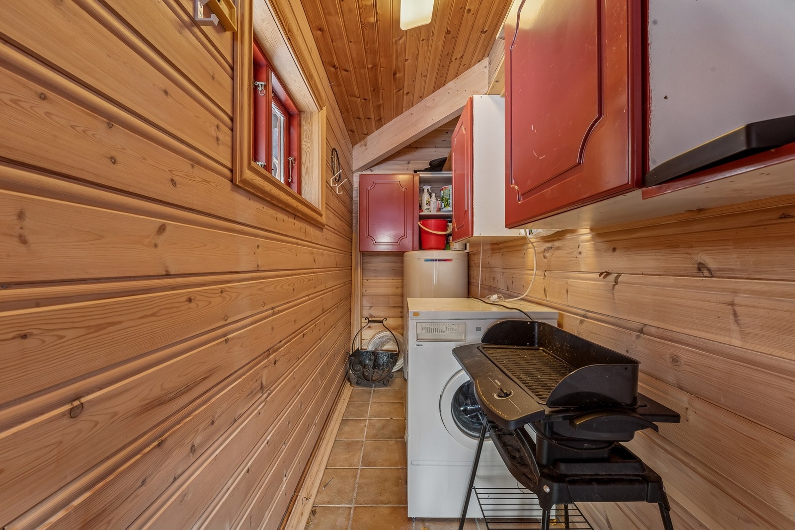 Disp.rom med varme i gulv og opplegg for vaskemaskin. Galleribilde