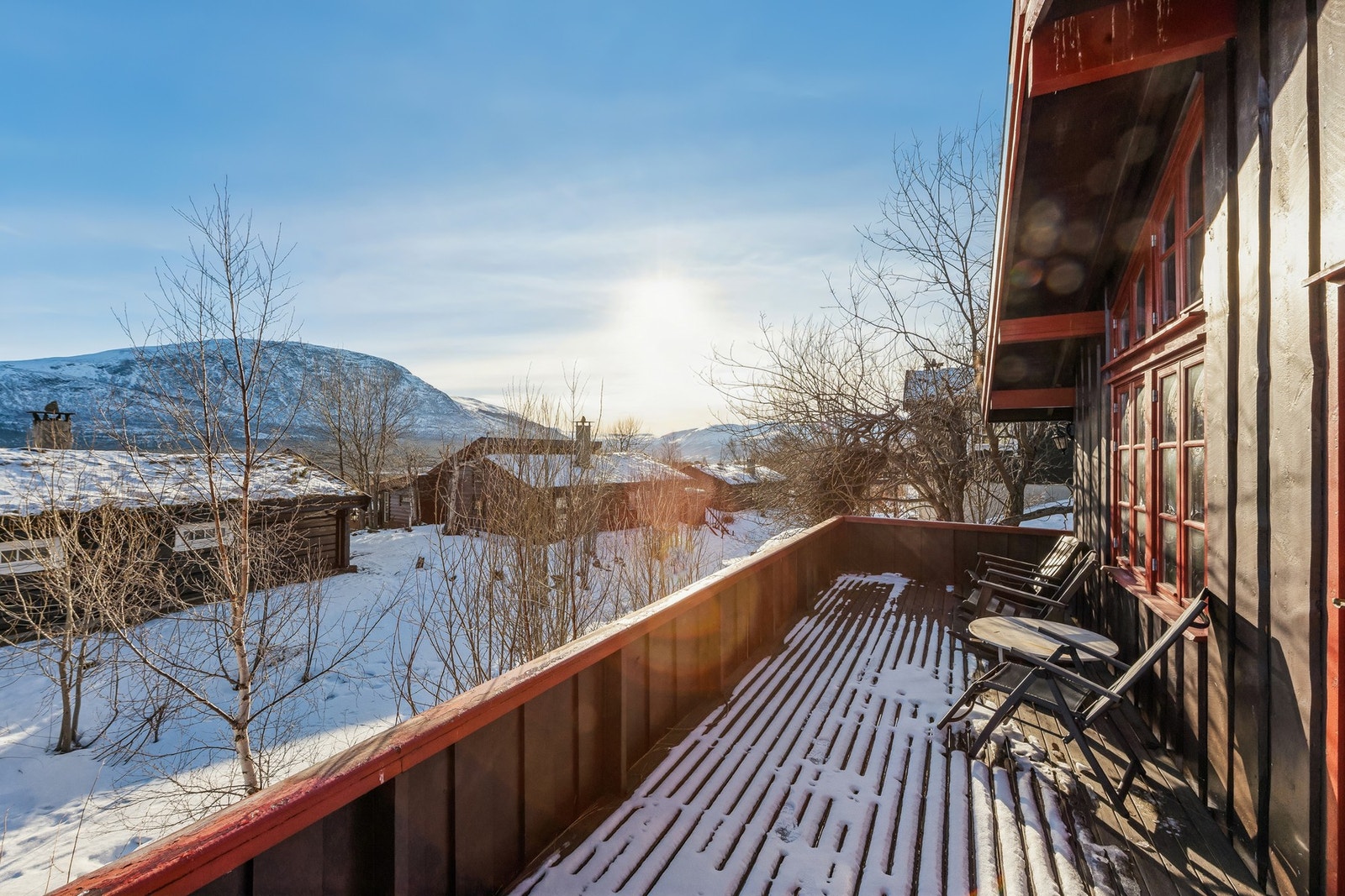 Romslig terrasse med gode solforhold og fin utsikt Galleribilde